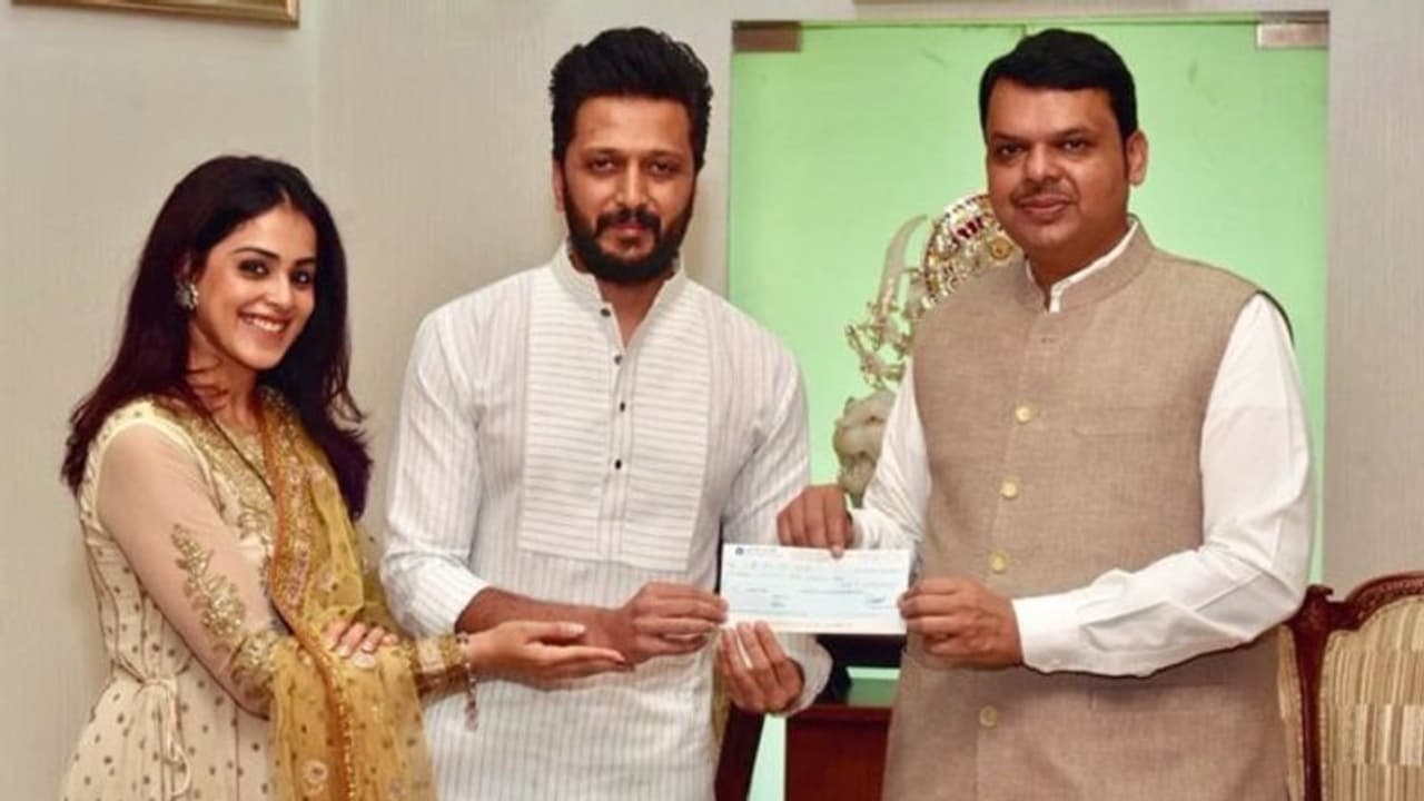 ನೆರೆ ಸಂತ್ರಸ್ತರ ನಿಧಿಗೆ 25 ಲಕ್ಷ ರೂ ನೀಡಿದ ಸ್ಟಾರ್ ದಂಪತಿ! ನೆರೆ ಸಂತ್ರಸ್ತರ ನಿಧಿಗೆ 25 ಲಕ್ಷ ರೂ ನೀಡಿದ ಸ್ಟಾರ್ ದಂಪತಿ!