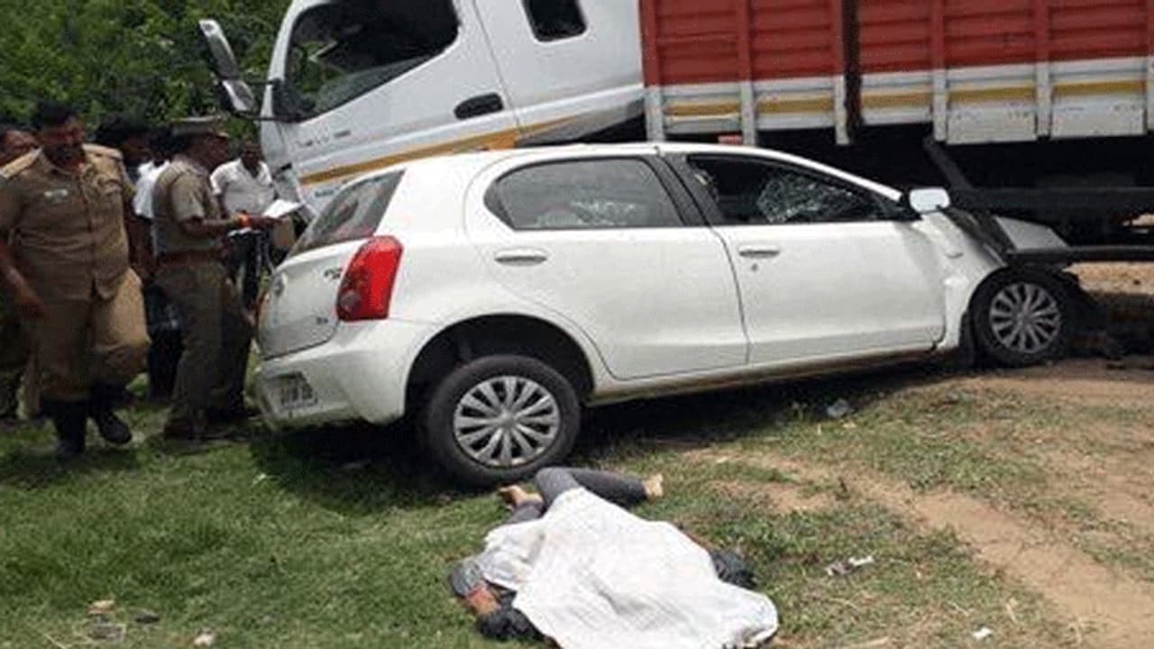 திருவண்ணாமலையில் கார் லாரி நேருக்கு நேர் மோதல்... 5 பேர் சம்பவ இடத்திலேயே உயிரிழப்பு..! திருவண்ணாமலையில் கார் லாரி நேருக்கு நேர் மோதல்... 5 பேர் சம்பவ இடத்திலேயே உயிரிழப்பு..!