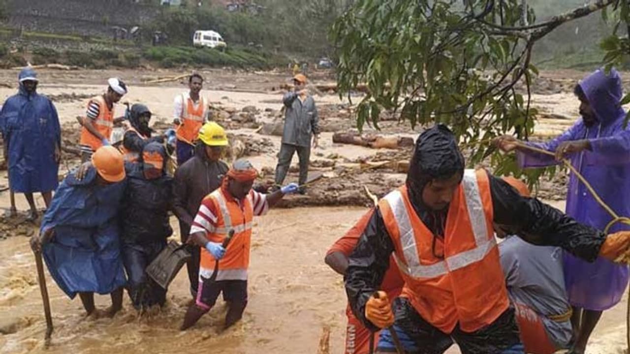সন্তানের হাত ধরে রয়েছে মা, ধ্বংসস্তূপ সরাতেই চোখে জল উদ্ধারকারীদের সন্তানের হাত ধরে রয়েছে মা, ধ্বংসস্তূপ সরাতেই চোখে জল উদ্ধারকারীদের