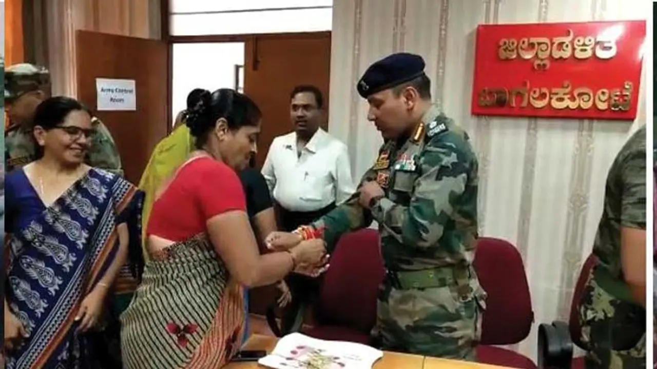 ರಕ್ಷಣಾ ಕಾರ್ಯ ಮುಗಿಸಿ ಮರಳುವ ಯೋಧರಿಗೆ ರಾಖಿ ಕಟ್ಟಿದ ಮಹಿಳೆಯರು ರಕ್ಷಣಾ ಕಾರ್ಯ ಮುಗಿಸಿ ಮರಳುವ ಯೋಧರಿಗೆ ರಾಖಿ ಕಟ್ಟಿದ ಮಹಿಳೆಯರು