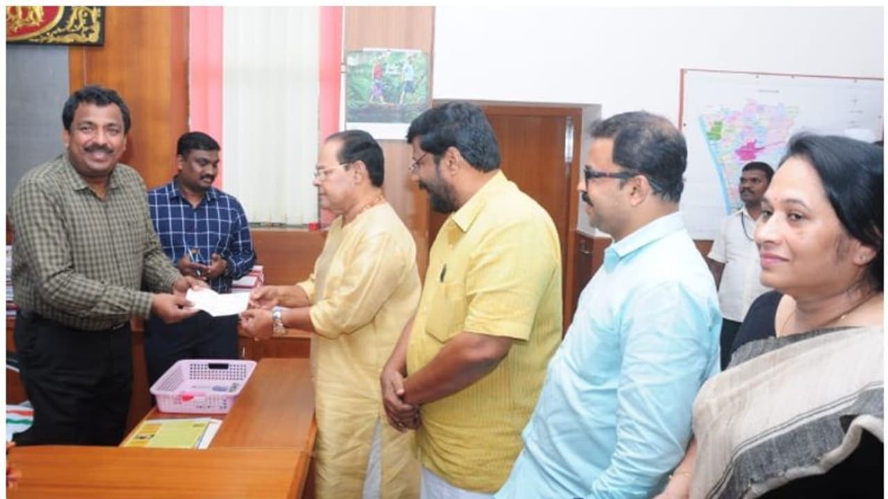 ദുരിതാശ്വാസ നിധിയിലേക്ക് മൂന്ന് ലക്ഷം രൂപ നല്കി ഇന്നസെന്റ് ദുരിതാശ്വാസ നിധിയിലേക്ക് മൂന്ന് ലക്ഷം രൂപ നല്കി ഇന്നസെന്റ്