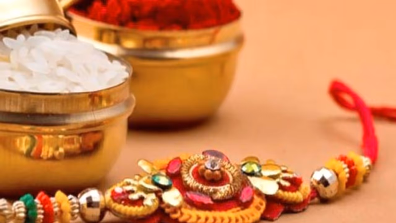 रक्षाबंधन : भाई की कलाई पर राखी बांधने से पहले सबसे जरूरी है ये पूरा प्रोसेस जानना रक्षाबंधन : भाई की कलाई पर राखी बांधने से पहले सबसे जरूरी है ये पूरा प्रोसेस जानना
