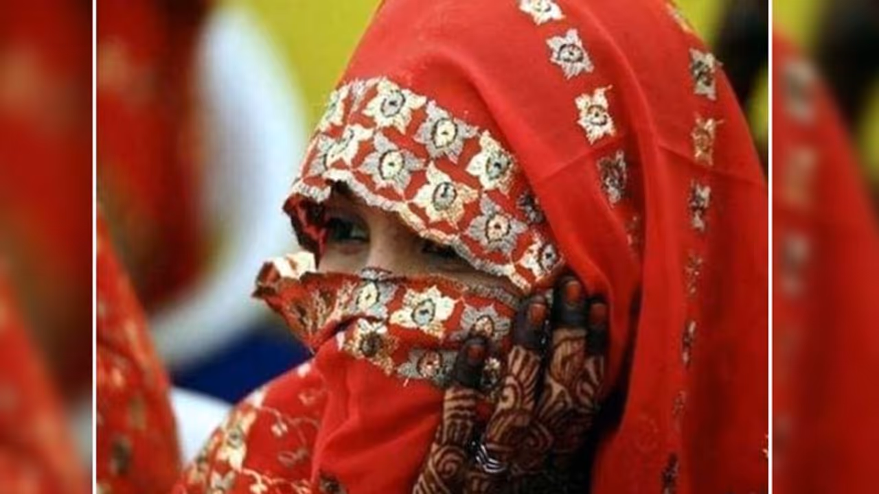 रियल शादी लेकिन 4 दिन बाद ही दुल्हन ने पूरे परिवार को रुलाया रियल शादी लेकिन 4 दिन बाद ही दुल्हन ने पूरे परिवार को रुलाया