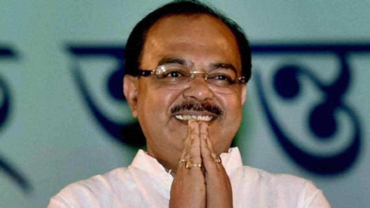 ৭২ ঘন্টায় ঘুরে গেল খেলা, ইস্তফায় দলের সঙ্গে আরও দূরত্ব বাড়ালেন শোভন ৭২ ঘন্টায় ঘুরে গেল খেলা, ইস্তফায় দলের সঙ্গে আরও দূরত্ব বাড়ালেন শোভন