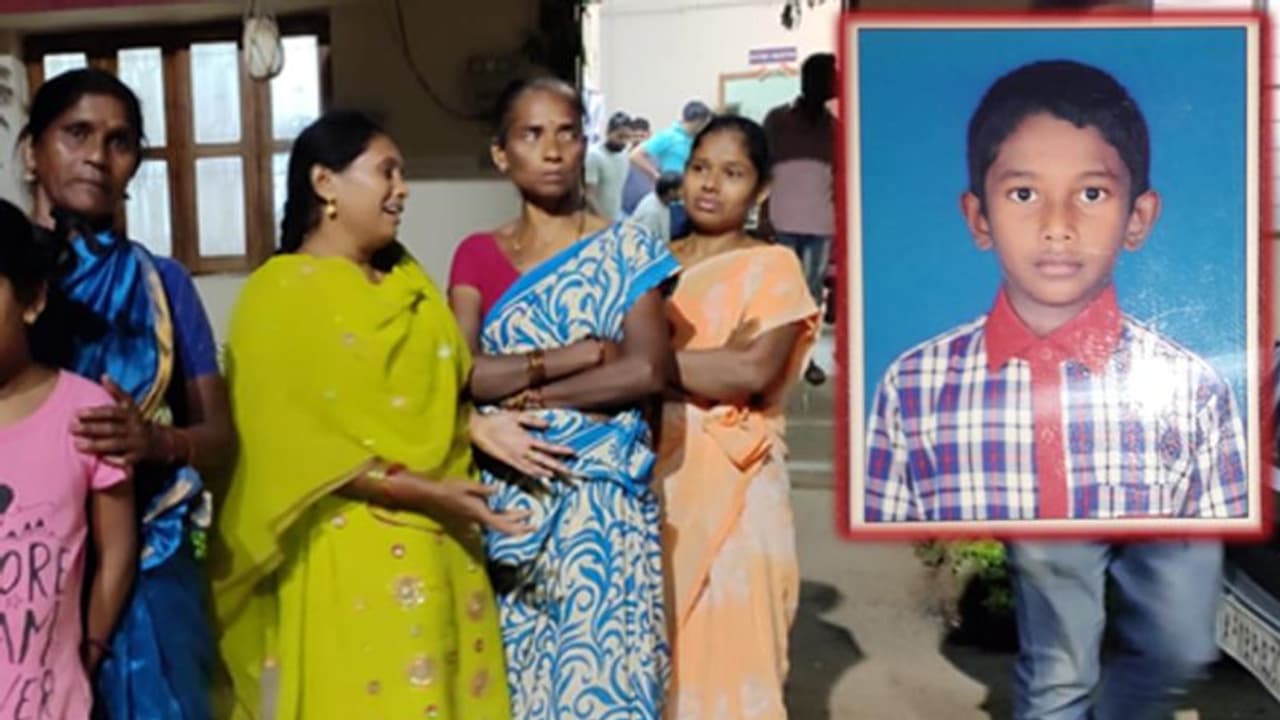 మ్యాచ్లన్నీ నువ్వే గెలుస్తున్నావంటూ..ఫ్రెండ్తో గొడవ: బాలుడు మృతి (వీడియో) మ్యాచ్లన్నీ నువ్వే గెలుస్తున్నావంటూ..ఫ్రెండ్తో గొడవ: బాలుడు మృతి (వీడియో)