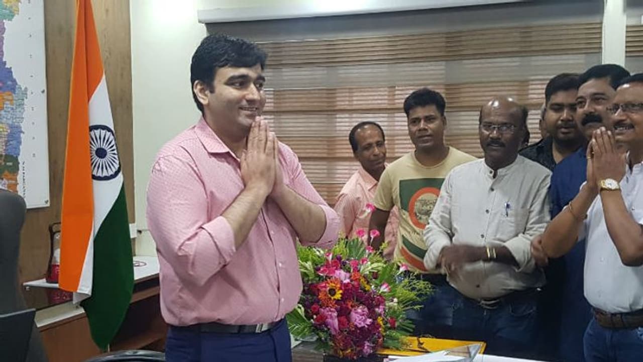 সরকারি অফিসারকে উলঙ্গ করে পেটানোর হুমকি, নদিয়ার জেলাশাসককে সরালো নবান্ন সরকারি অফিসারকে উলঙ্গ করে পেটানোর হুমকি, নদিয়ার জেলাশাসককে সরালো নবান্ন