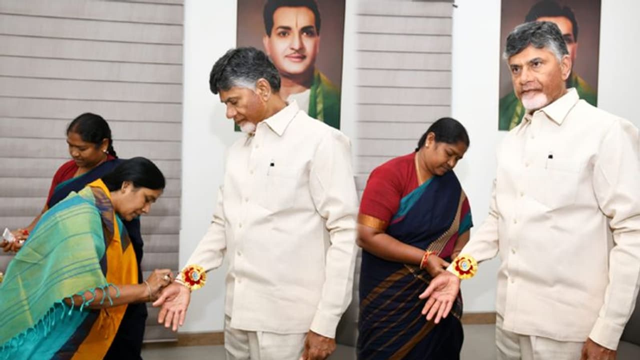 చంద్రబాబుకు రాఖీ కట్టిన పరిటాల సునీత, సీతక్క చంద్రబాబుకు రాఖీ కట్టిన పరిటాల సునీత, సీతక్క