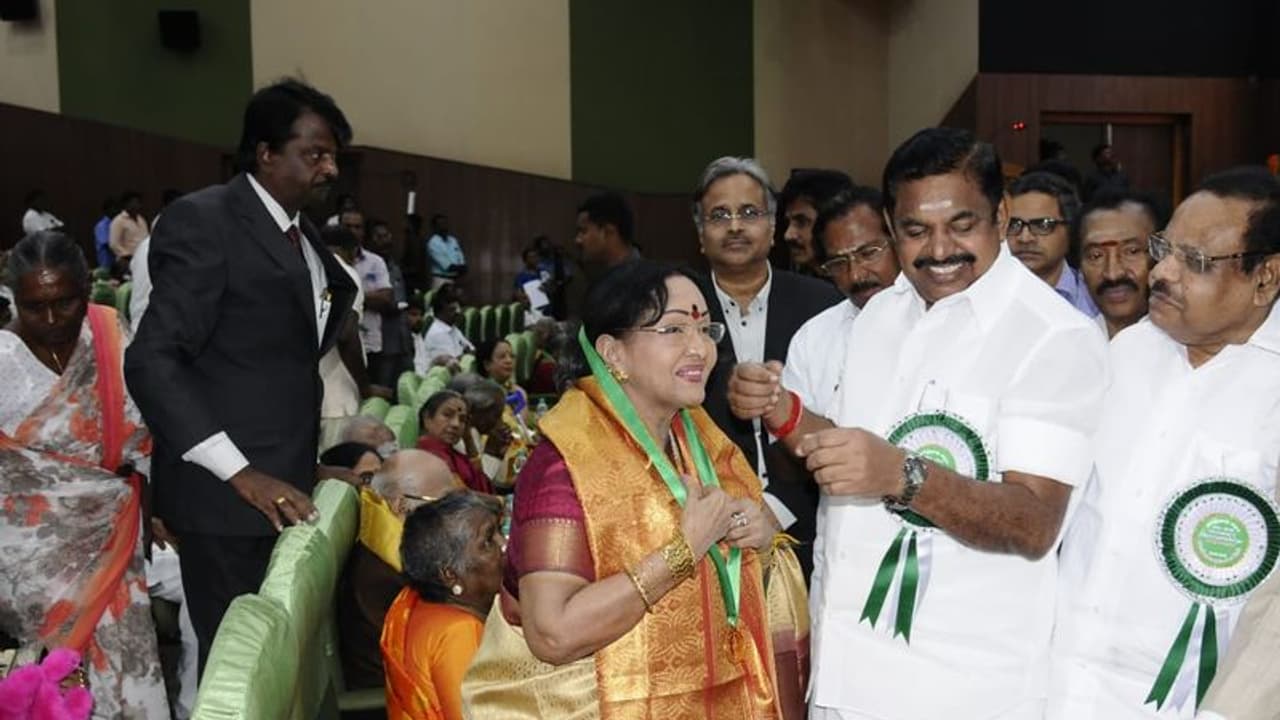 அதிமுக ஆட்சியில் தகுதியற்றவர்களுக்கு கலைமாமணி விருதுகள்? உயர்நீதிமன்ற மதுரை கிளை அதிரடி உத்தரவு..! அதிமுக ஆட்சியில் தகுதியற்றவர்களுக்கு கலைமாமணி விருதுகள்? உயர்நீதிமன்ற மதுரை கிளை அதிரடி உத்தரவு..!