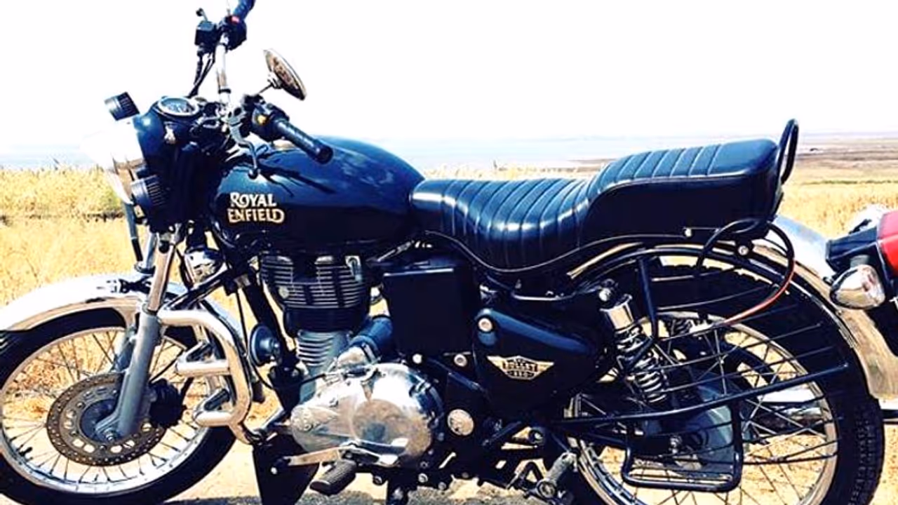 പിടിച്ചുനില്ക്കാന് ഒരു വഴിയുമില്ല, ഒടുവില് ഏറ്റവും വില കുറഞ്ഞ ബുള്ളറ്റുമായി റോയല് എന്ഫീല്ഡ്! പിടിച്ചുനില്ക്കാന് ഒരു വഴിയുമില്ല, ഒടുവില് ഏറ്റവും വില കുറഞ്ഞ ബുള്ളറ്റുമായി റോയല് എന്ഫീല്ഡ്!