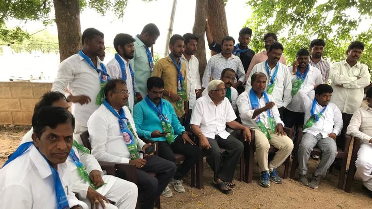 కోదండరామ్ అరెస్ట్: వెల్దండ పీఎస్కు తరలింపు కోదండరామ్ అరెస్ట్: వెల్దండ పీఎస్కు తరలింపు