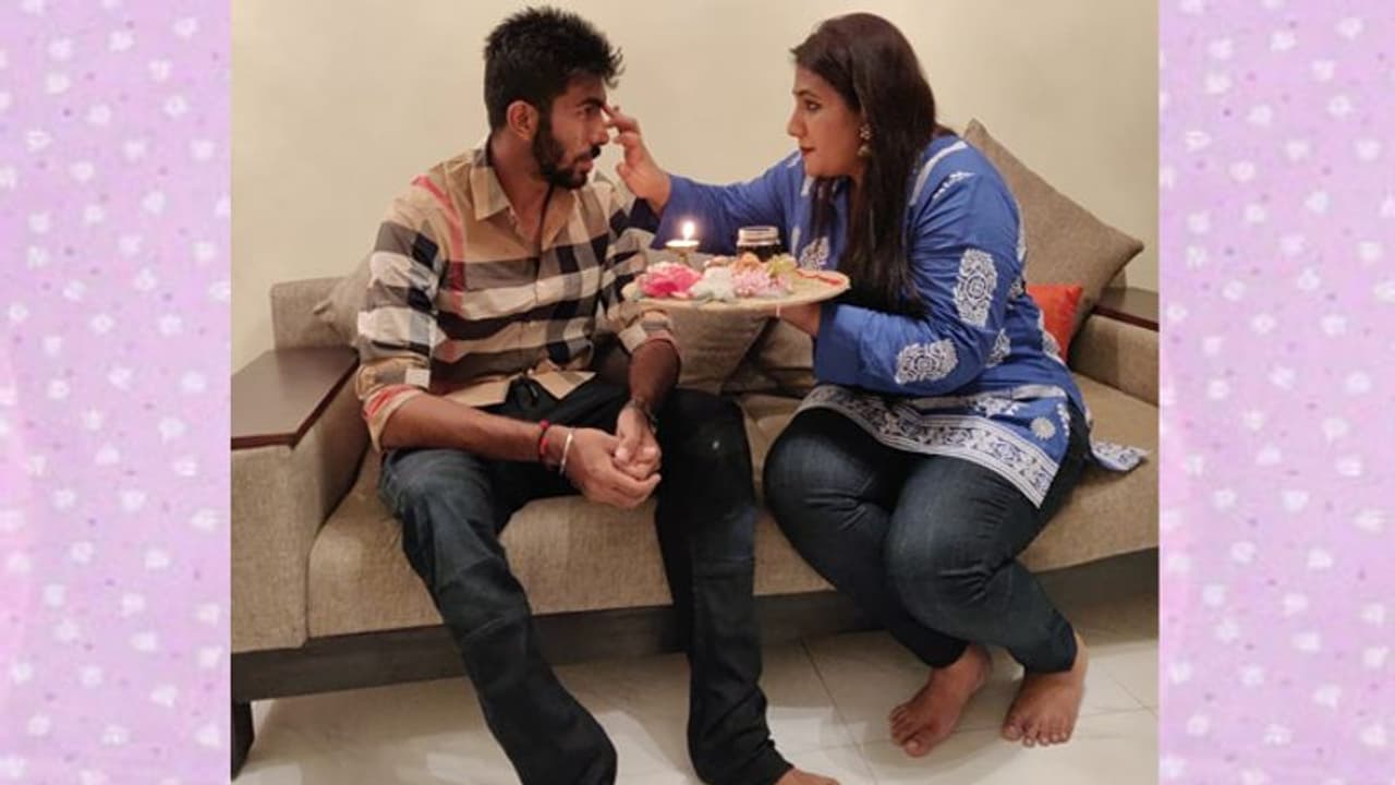 ఆ క్రికెటర్ ఇంట్లో రెండు రోజుల ముందే రాఖీ వేడుకలు ఆ క్రికెటర్ ఇంట్లో రెండు రోజుల ముందే రాఖీ వేడుకలు