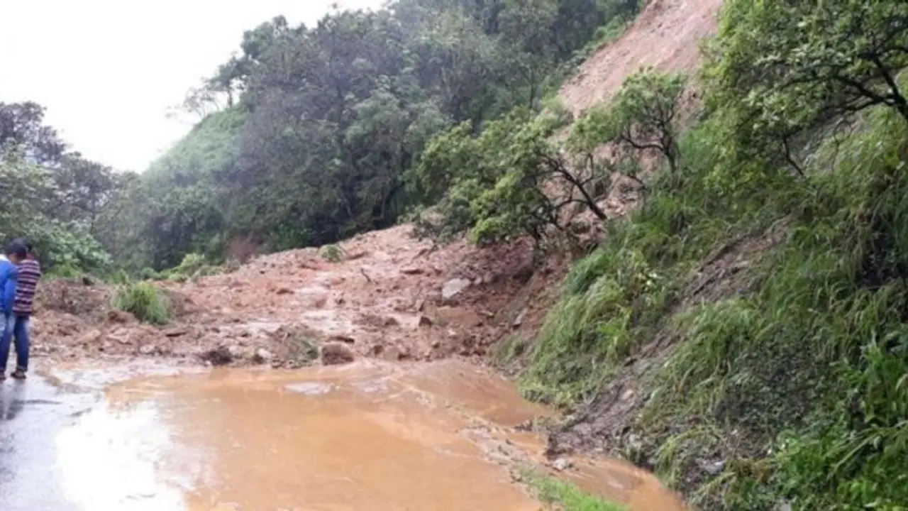ಚಾರ್ಮಾಡಿ ಘಾಟಿಯಲ್ಲಿ ಬೃಹತ್ ಕಂದಕ ಚಾರ್ಮಾಡಿ ಘಾಟಿಯಲ್ಲಿ ಬೃಹತ್ ಕಂದಕ