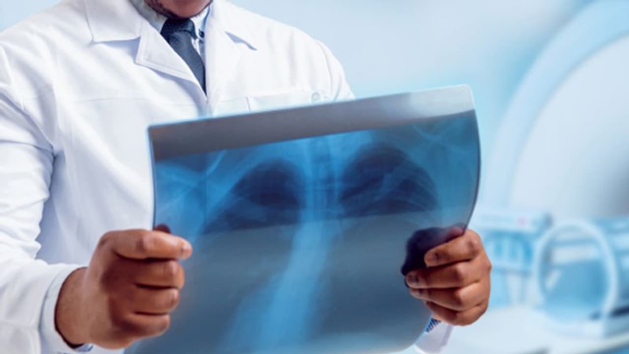 ಅಧಿಕಾರಿಗಳ ತಪಾಸಣೆ ವೇಳೆ ಸಿಕ್ಕಿಬೀಳುವ ಭಯ: ಮೊಬೈಲ್ ನುಂಗಿದ ಕೈದಿ ಅಧಿಕಾರಿಗಳ ತಪಾಸಣೆ ವೇಳೆ ಸಿಕ್ಕಿಬೀಳುವ ಭಯ: ಮೊಬೈಲ್ ನುಂಗಿದ ಕೈದಿ