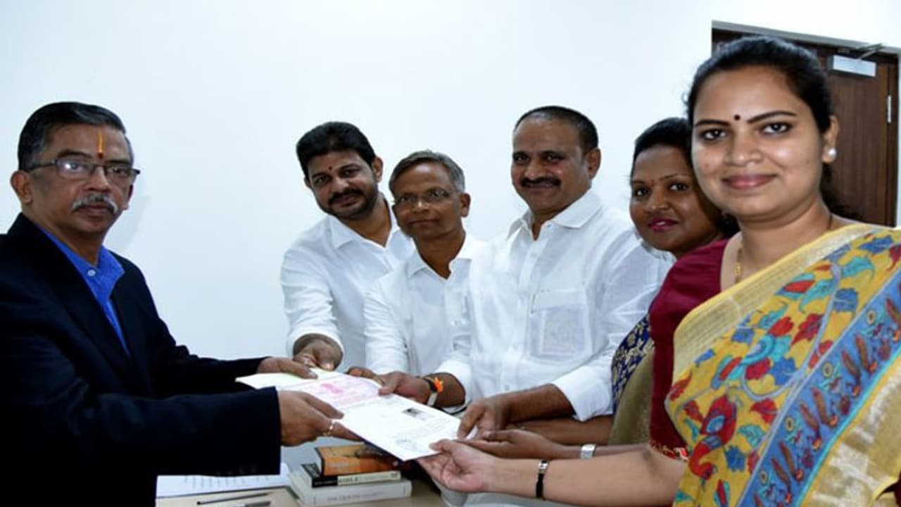 ఎమ్మెల్సీ ఎన్నికల్లో వైసీపీ హవా: ముగ్గురు అభ్యర్థులు ఏకగ్రీవం ఎమ్మెల్సీ ఎన్నికల్లో వైసీపీ హవా: ముగ్గురు అభ్యర్థులు ఏకగ్రీవం