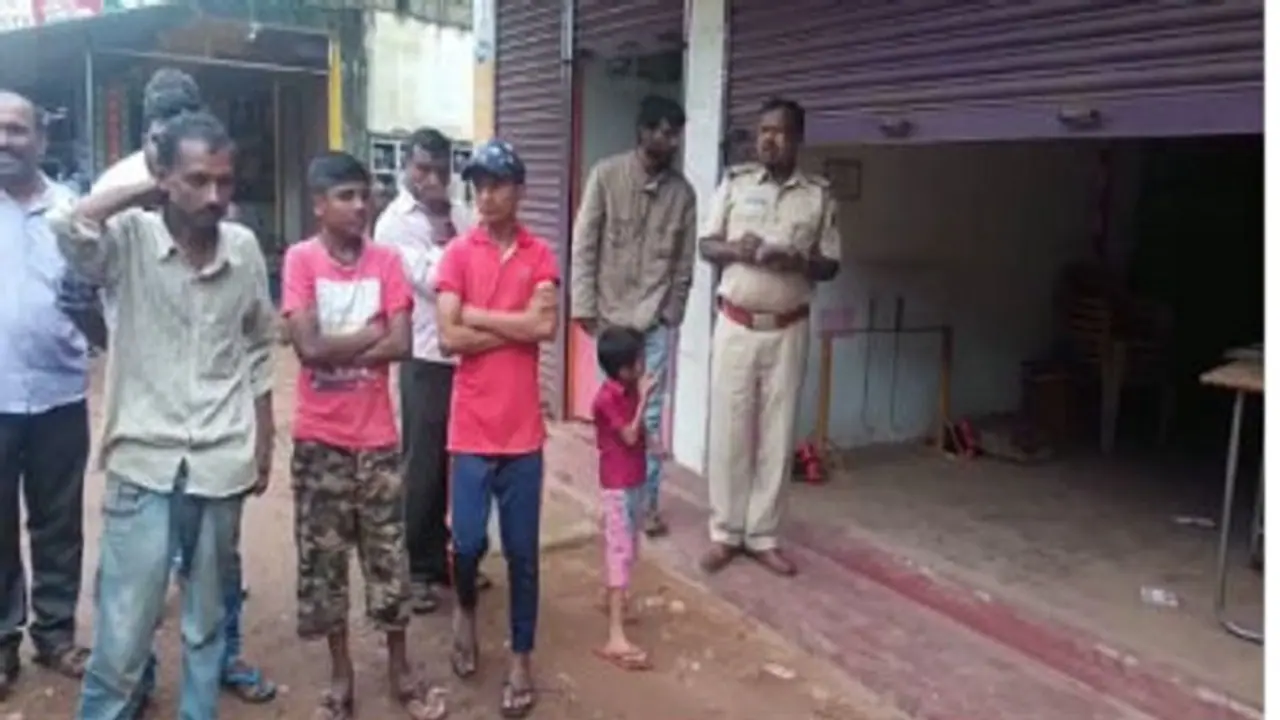 ಅತ್ತ ಪ್ರವಾಹದ ಸುಳಿ, ಇತ್ತ ಕಳ್ಳರ ಹಾವಳಿ: 10 ಅಂಗಡಿಗಳಿಗೆ ಕನ್ನ ಅತ್ತ ಪ್ರವಾಹದ ಸುಳಿ, ಇತ್ತ ಕಳ್ಳರ ಹಾವಳಿ: 10 ಅಂಗಡಿಗಳಿಗೆ ಕನ್ನ