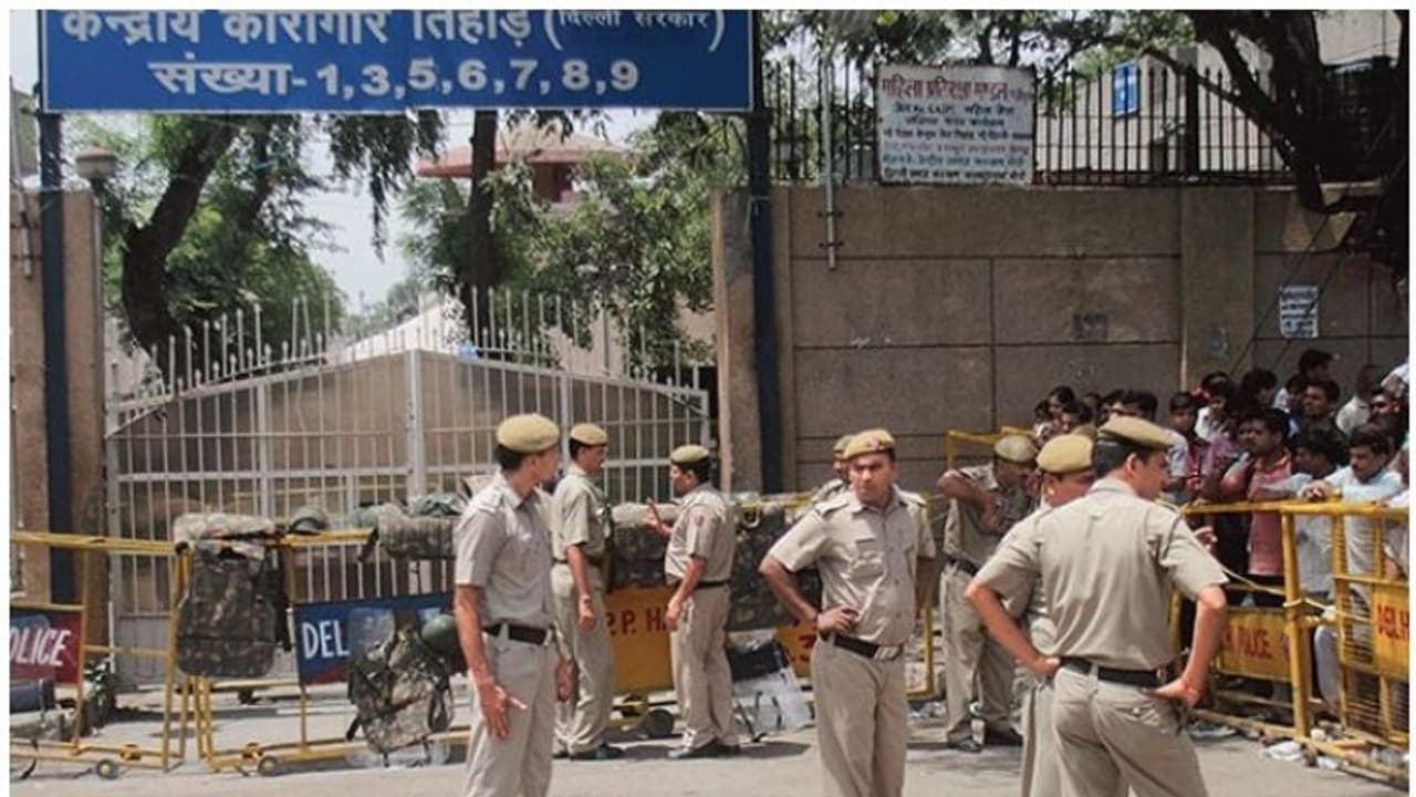 तिहाड़ जेल में खूंखार माफियाओं के बीच उम्रकैद की सजा काट रहे प्रेमी से डेटिंग कर रही थी माशूका