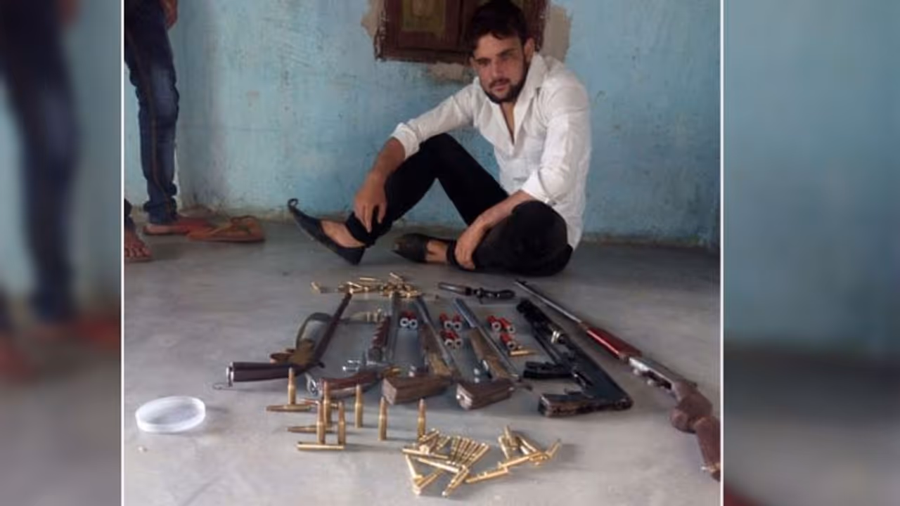 स्वतंत्रता दिवस के ठीक पहले युवक ने लगाई हथियारों की दुकान, 3 फोटोज ने पैदा किया 'डर' स्वतंत्रता दिवस के ठीक पहले युवक ने लगाई हथियारों की दुकान, 3 फोटोज ने पैदा किया 'डर'
