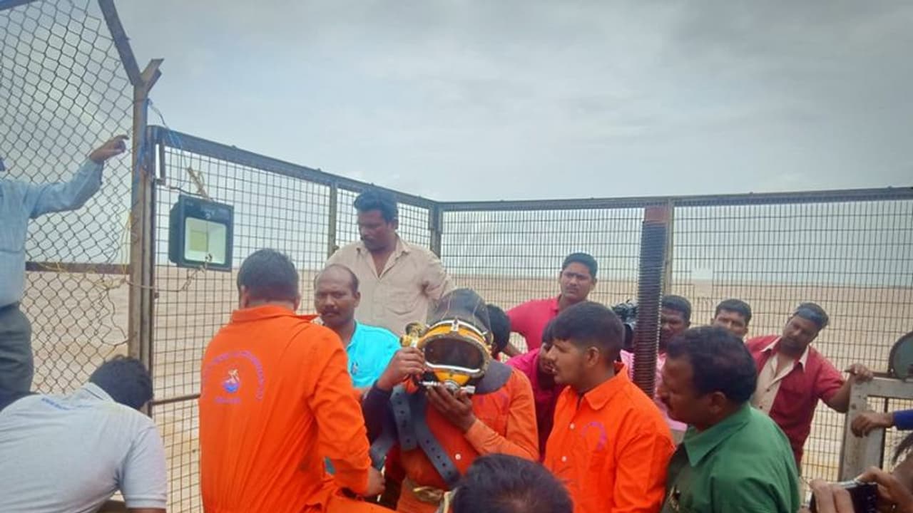 ತುಂಗಭದ್ರಾ ಮುಖ್ಯ ಕಾಲುವೆ ಗೇಟ್ ಕಟ್: 50 ಅಡಿ ನೀರಿನಾಳಕ್ಕೆ ಇಳಿದ ಮುಳುಗು ತಜ್ಞ ತುಂಗಭದ್ರಾ ಮುಖ್ಯ ಕಾಲುವೆ ಗೇಟ್ ಕಟ್: 50 ಅಡಿ ನೀರಿನಾಳಕ್ಕೆ ಇಳಿದ ಮುಳುಗು ತಜ್ಞ