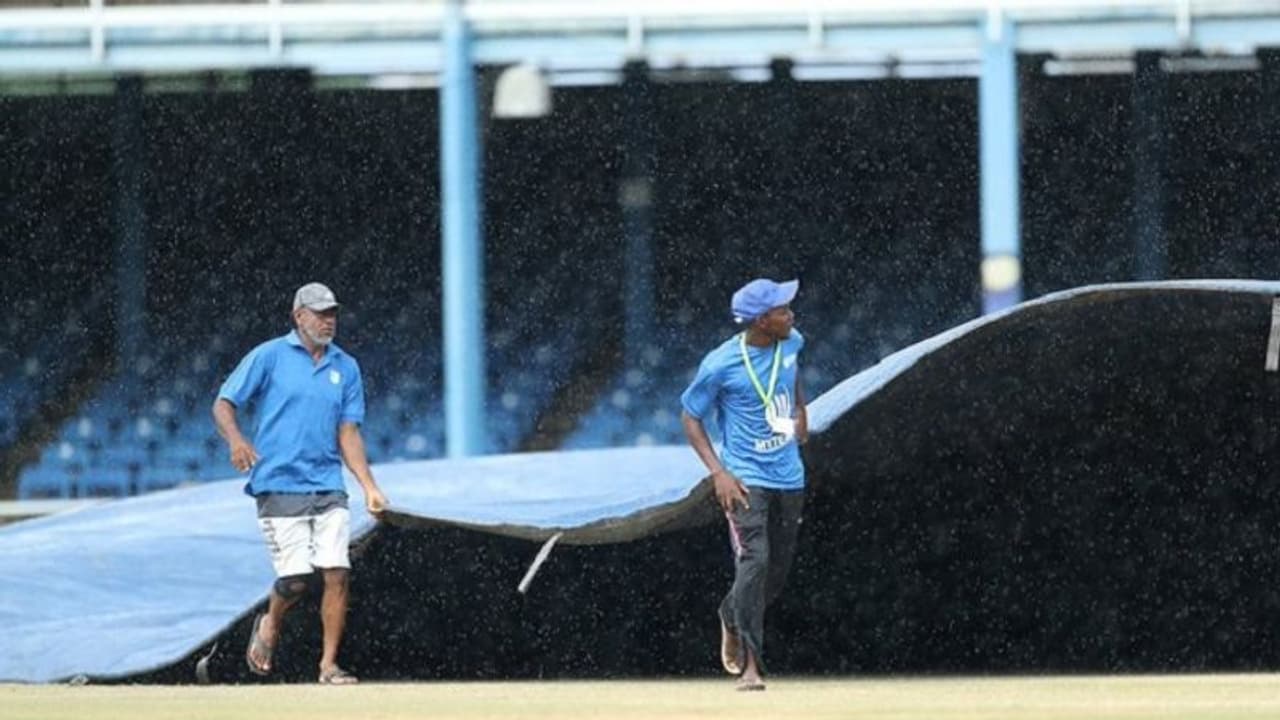 INDvWI 3ನೇ ಏಕದಿನ: ಮಹತ್ವದ ಪಂದ್ಯ ತಾತ್ಕಾಲಿಕ ಸ್ಥಗಿತ!