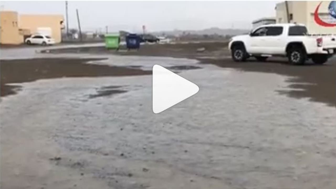 കനത്ത ചൂടില് ആശ്വാസവുമായി യുഎഇയില് മഴ വീഡിയോ കനത്ത ചൂടില് ആശ്വാസവുമായി യുഎഇയില് മഴ വീഡിയോ