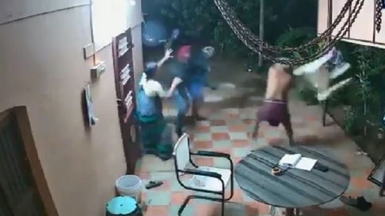 ಆಯುಧಗಳೊಂದಿಗೆ ಬಂದ ದರೋಡೆಕೋರರನ್ನು ಹಿಮ್ಮೆಟ್ಟಿಸಿದ ಅಜ್ಜ, ಅಜ್ಜಿ! ಆಯುಧಗಳೊಂದಿಗೆ ಬಂದ ದರೋಡೆಕೋರರನ್ನು ಹಿಮ್ಮೆಟ್ಟಿಸಿದ ಅಜ್ಜ, ಅಜ್ಜಿ!