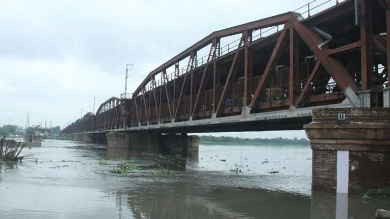 दिल्ली में मंडराया बाढ़ का खतरा, निचले स्तर में पानी घुसने का खतरा