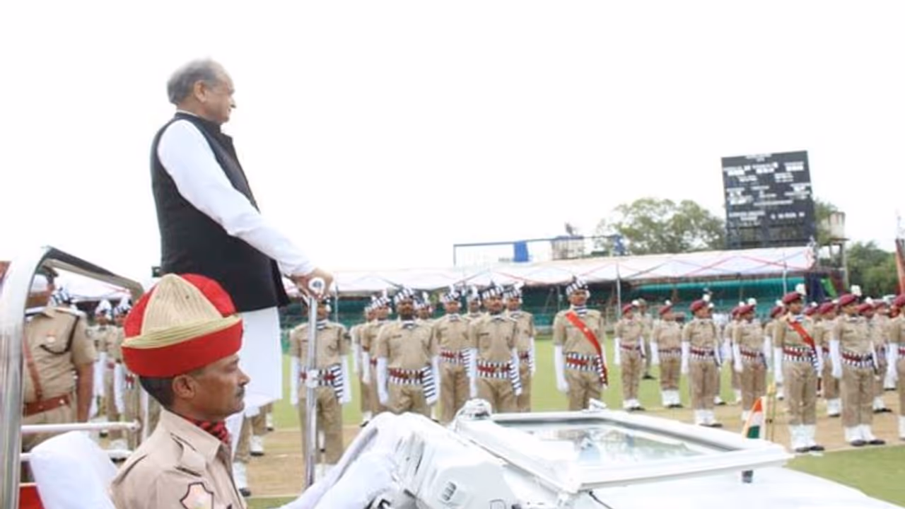 कश्मीर मुद्दे को लेकर बोले सीएम अशोक गहलोत, 'सैन्य शासन लगाकर लोकतंत्र की हत्या की गई...' कश्मीर मुद्दे को लेकर बोले सीएम अशोक गहलोत, 'सैन्य शासन लगाकर लोकतंत्र की हत्या की गई...'