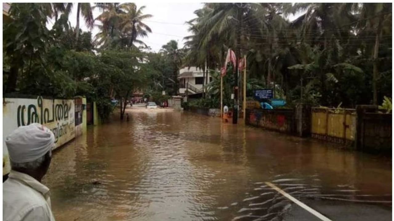 മഴ കുറഞ്ഞിട്ടും വെള്ളം താഴുന്നില്ല; ആശങ്കയില് കുട്ടനാട് മഴ കുറഞ്ഞിട്ടും വെള്ളം താഴുന്നില്ല; ആശങ്കയില് കുട്ടനാട്