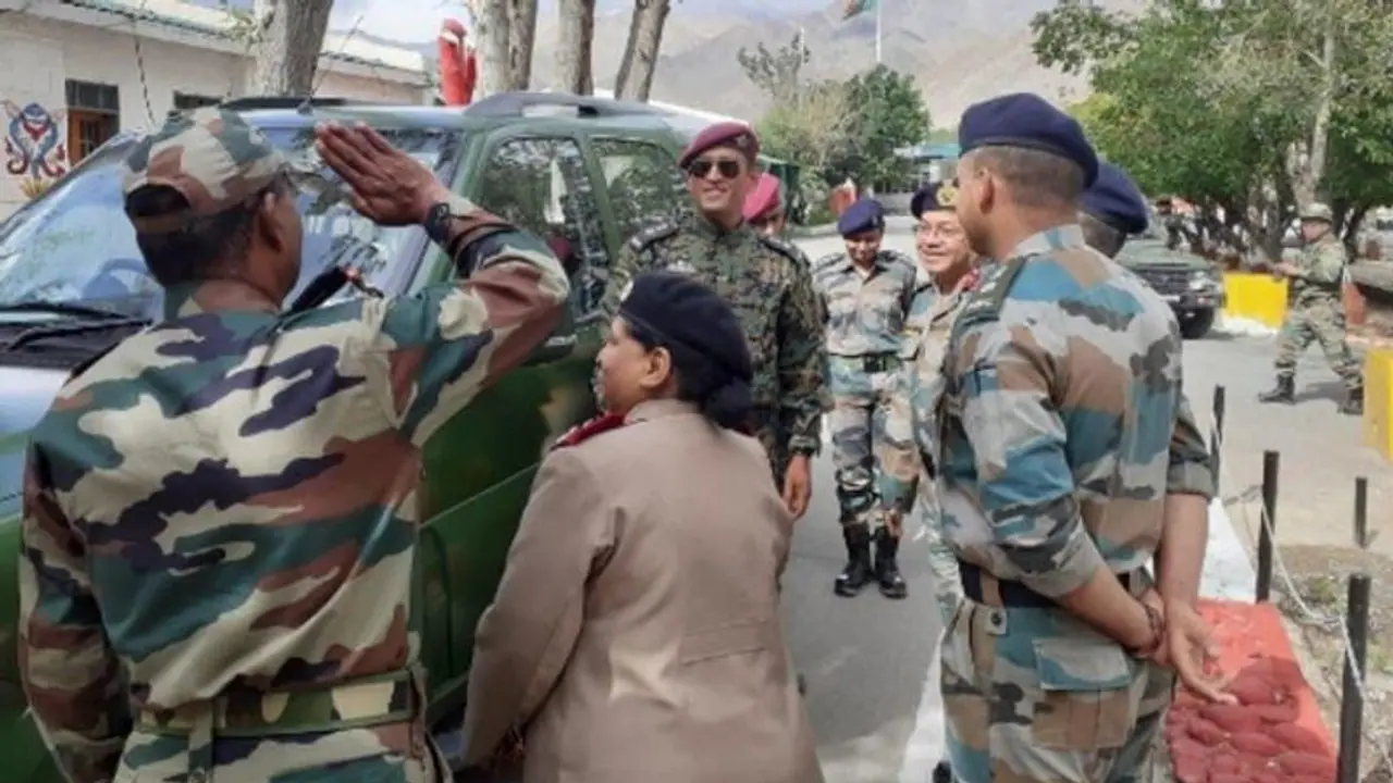 লাদাখের সেনা হাসপাতালে কর্নেল ধোনি, পতাকা তুলবেন সিয়াচেনে, দেখুন ছবি