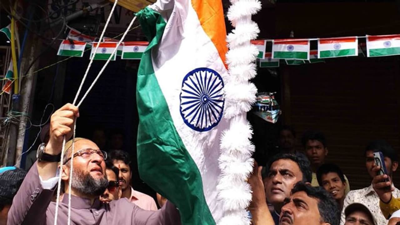 ఇండిపెండెన్స్ డే: జాతీయ పతాకాన్ని ఆవిష్కరించిన అసద్ ఇండిపెండెన్స్ డే: జాతీయ పతాకాన్ని ఆవిష్కరించిన అసద్