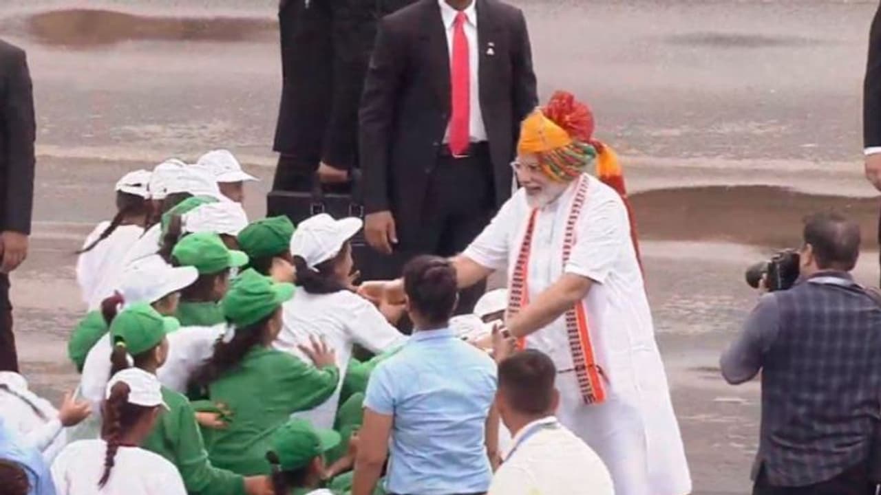 স্বাধীনতার সকালে অন্যরূপে ধরা দিলেন মোদী, প্রোটোকল ভেঙে শিশুদের সঙ্গে মিলে গেলেন প্রধানমন্ত্রী স্বাধীনতার সকালে অন্যরূপে ধরা দিলেন মোদী, প্রোটোকল ভেঙে শিশুদের সঙ্গে মিলে গেলেন প্রধানমন্ত্রী