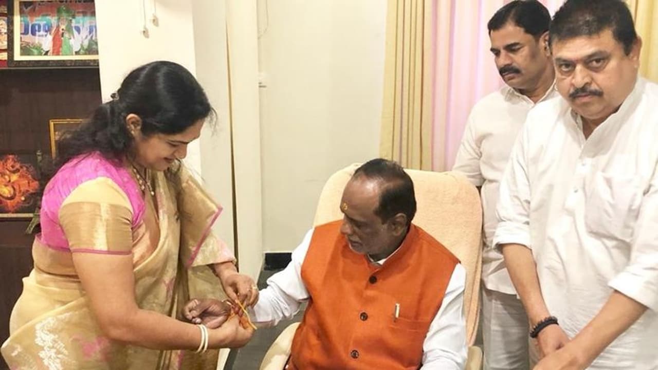 చంద్రబాబు, లక్ష్మణ్, కోదండరామ్ నివాసాల్లో రక్షాబంధన్ వేడుకలు చంద్రబాబు, లక్ష్మణ్, కోదండరామ్ నివాసాల్లో రక్షాబంధన్ వేడుకలు