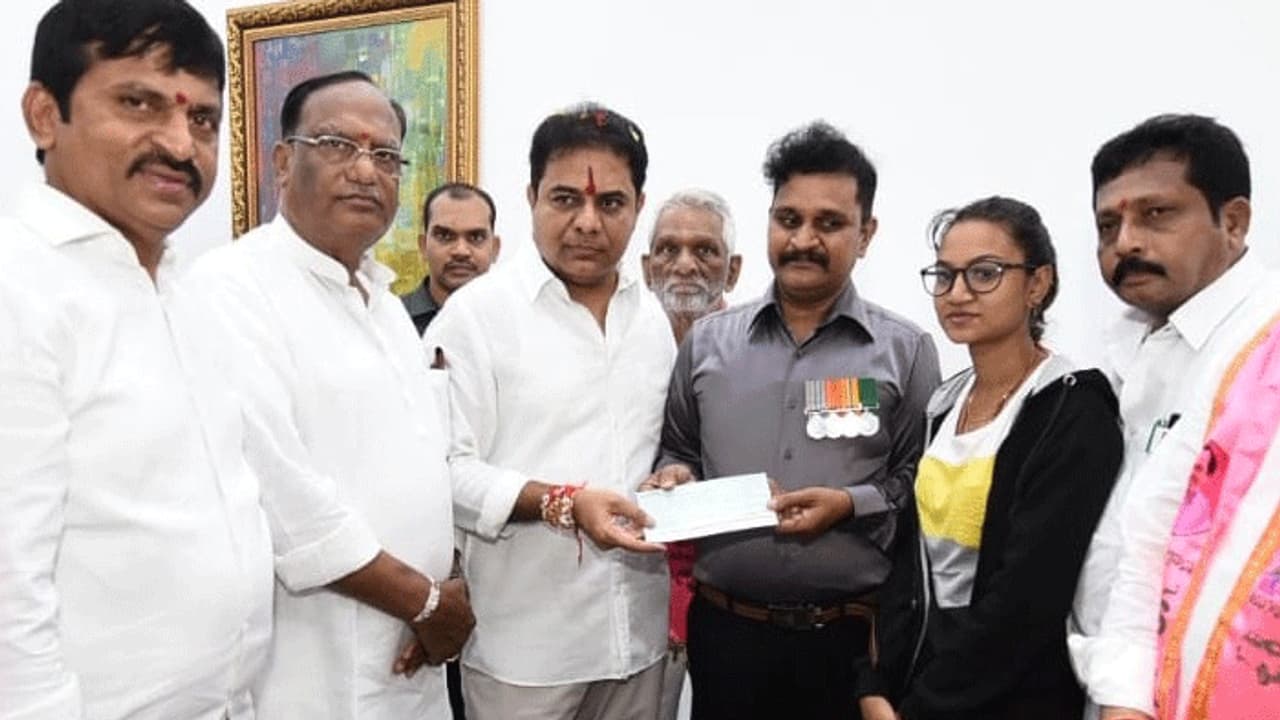 జవాను కుమార్తెకు కేటీఆర్ సాయం