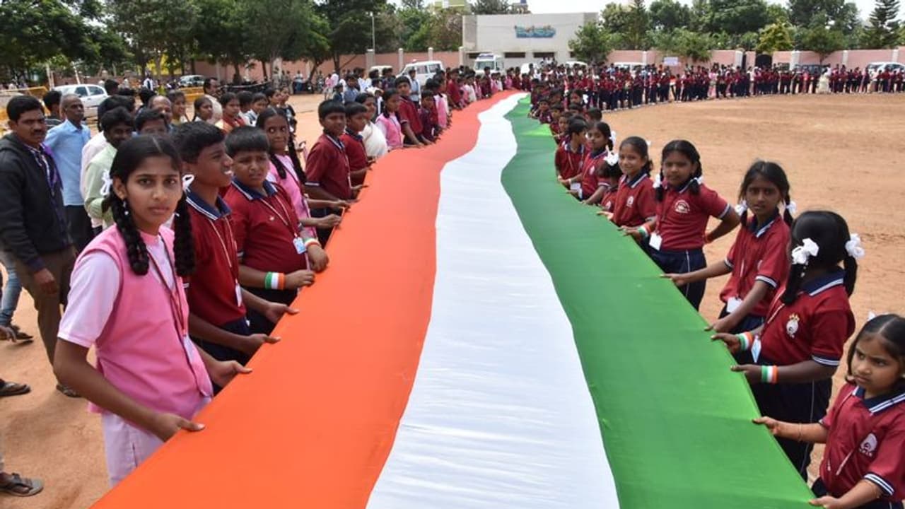 CAAಗೆ ಬೆಂಬಲ: ಹಾವೇರಿಯಲ್ಲಿ 250 ಮೀಟರ್ ತಿರಂಗಾ ಯಾತ್ರೆ CAAಗೆ ಬೆಂಬಲ: ಹಾವೇರಿಯಲ್ಲಿ 250 ಮೀಟರ್ ತಿರಂಗಾ ಯಾತ್ರೆ