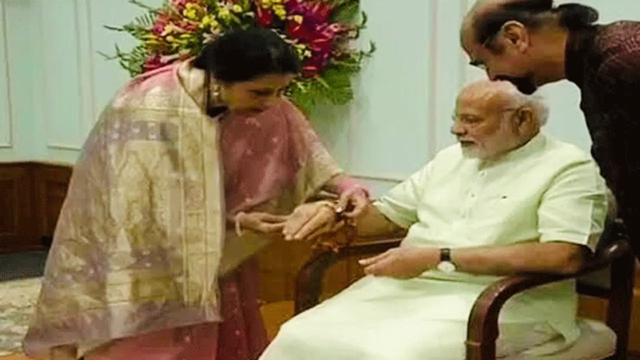 ಪತಿ ಜೊತೆಗೆ ಬಂದು ಮೋದಿಗೆ ಪಾಕ್ ಸೋದರಿ ರಾಖಿ ಪತಿ ಜೊತೆಗೆ ಬಂದು ಮೋದಿಗೆ ಪಾಕ್ ಸೋದರಿ ರಾಖಿ