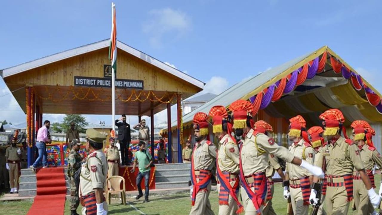 कश्मीर में इस खास जगह पर लहराया तिरंगा, इस दर्दनाक घटना से है ताल्लुक कश्मीर में इस खास जगह पर लहराया तिरंगा, इस दर्दनाक घटना से है ताल्लुक