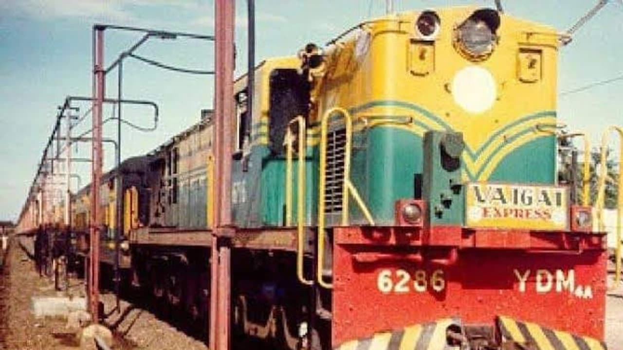 வைகை எக்ஸ்பிரஸ்க்கு வயசு 42 .. !! கேக் வெட்டி கொண்டாடிய மதுரை மக்கள் ... வைகை எக்ஸ்பிரஸ்க்கு வயசு 42 .. !! கேக் வெட்டி கொண்டாடிய மதுரை மக்கள் ...