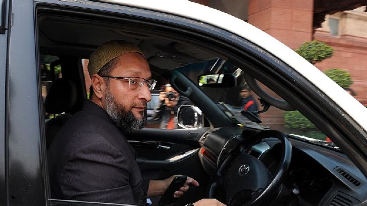 ಪ್ರಧಾನಿ ಸಂವಿಧಾನ ನೆನಪಿಸಿಕೊಳ್ಳುತ್ತಾರೆಂಬ ವಿಶ್ವಾಸವಿದೆ: ಒವೈಸಿ ಗುಡುಗು! ಪ್ರಧಾನಿ ಸಂವಿಧಾನ ನೆನಪಿಸಿಕೊಳ್ಳುತ್ತಾರೆಂಬ ವಿಶ್ವಾಸವಿದೆ: ಒವೈಸಿ ಗುಡುಗು!