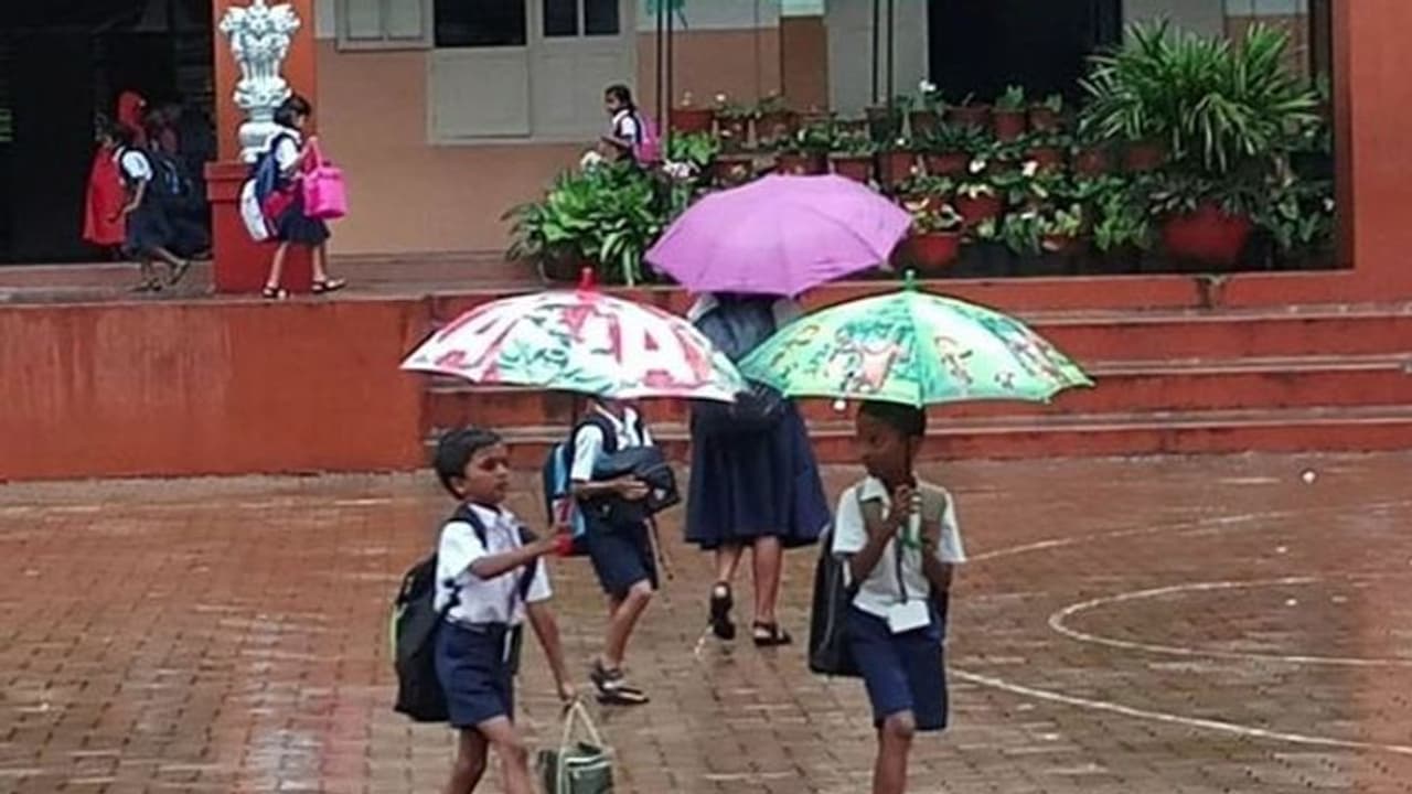 ಮಳೆ ರಜೆ ಸರಿದೂಗಿಸಲು ಶನಿವಾರ ಇಡೀ ದಿನ ತರಗತಿ ಮಳೆ ರಜೆ ಸರಿದೂಗಿಸಲು ಶನಿವಾರ ಇಡೀ ದಿನ ತರಗತಿ