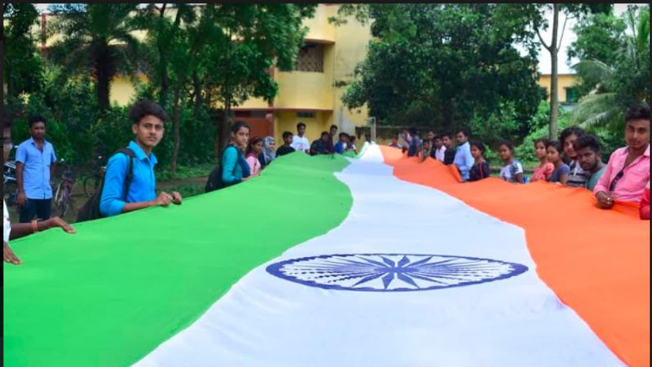 দেশের সর্ববৃহৎ জাতীয় পতাকা! মুর্শিদাবাদে অভিনব উপায় ৭৩তম স্বাধীনতা দিবস উজ্জাপন