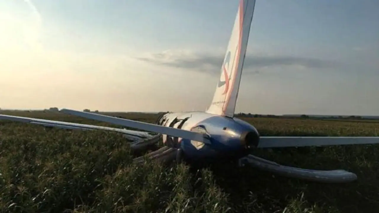 ಜೋಳದ ಹೊಲದಲ್ಲಿ ವಿಮಾನ: ಜೀವ ಉಳಿಸಿದ ಪೈಲೆಟ್ ಗುಣಗಾನ! ಜೋಳದ ಹೊಲದಲ್ಲಿ ವಿಮಾನ: ಜೀವ ಉಳಿಸಿದ ಪೈಲೆಟ್ ಗುಣಗಾನ!