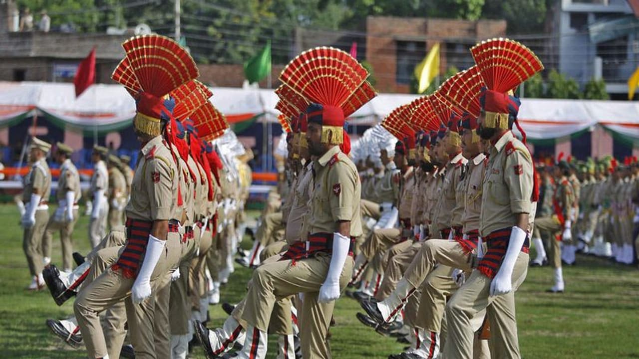 স্বাধীনতা দিবসে রাজ্যের ১০ পুলিশ আধিকারিককে বিশেষ সম্মান, প্রহর গুনছে রেড রোড স্বাধীনতা দিবসে রাজ্যের ১০ পুলিশ আধিকারিককে বিশেষ সম্মান, প্রহর গুনছে রেড রোড