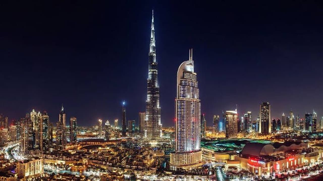 വിശപ്പകറ്റിയാല് വിളക്ക് തെളിയും; മഹാമാരിയെ അതിജീവിക്കാന് തല ഉയര്ത്തി ബുര്ജ് ഖലീഫ വിശപ്പകറ്റിയാല് വിളക്ക് തെളിയും; മഹാമാരിയെ അതിജീവിക്കാന് തല ഉയര്ത്തി ബുര്ജ് ഖലീഫ