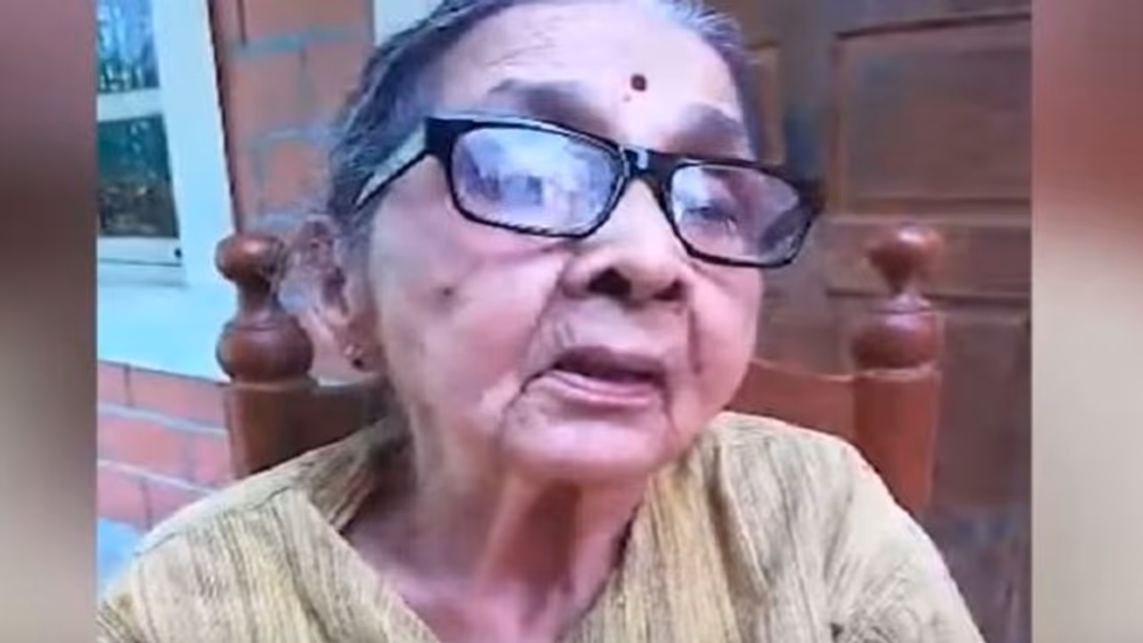 ಮೈಸೂರಿನ ದೇಶಪ್ರೇಮಿ ತಾಯಿಗೊಂದು ಸೆಲ್ಯೂಟ್ ಹಾಕಿ, ರಾಷ್ಟ್ರಗೀತೆಯ 5 ಚರಣ ಕೇಳಿ ಮೈಸೂರಿನ ದೇಶಪ್ರೇಮಿ ತಾಯಿಗೊಂದು ಸೆಲ್ಯೂಟ್ ಹಾಕಿ, ರಾಷ್ಟ್ರಗೀತೆಯ 5 ಚರಣ ಕೇಳಿ