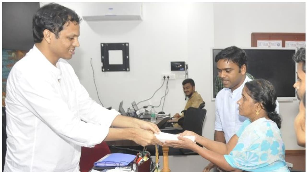 ഒറ്റമുറി ഷെഡ്ഡിന്റെ സ്ഥാനത്ത് ജീഷ്മയ്ക്ക് വീടുയരും; പേമാരിയിലും തകരാതെ സുമനസ്സുകളുടെ സ്നേഹം ഒറ്റമുറി ഷെഡ്ഡിന്റെ സ്ഥാനത്ത് ജീഷ്മയ്ക്ക് വീടുയരും; പേമാരിയിലും തകരാതെ സുമനസ്സുകളുടെ സ്നേഹം