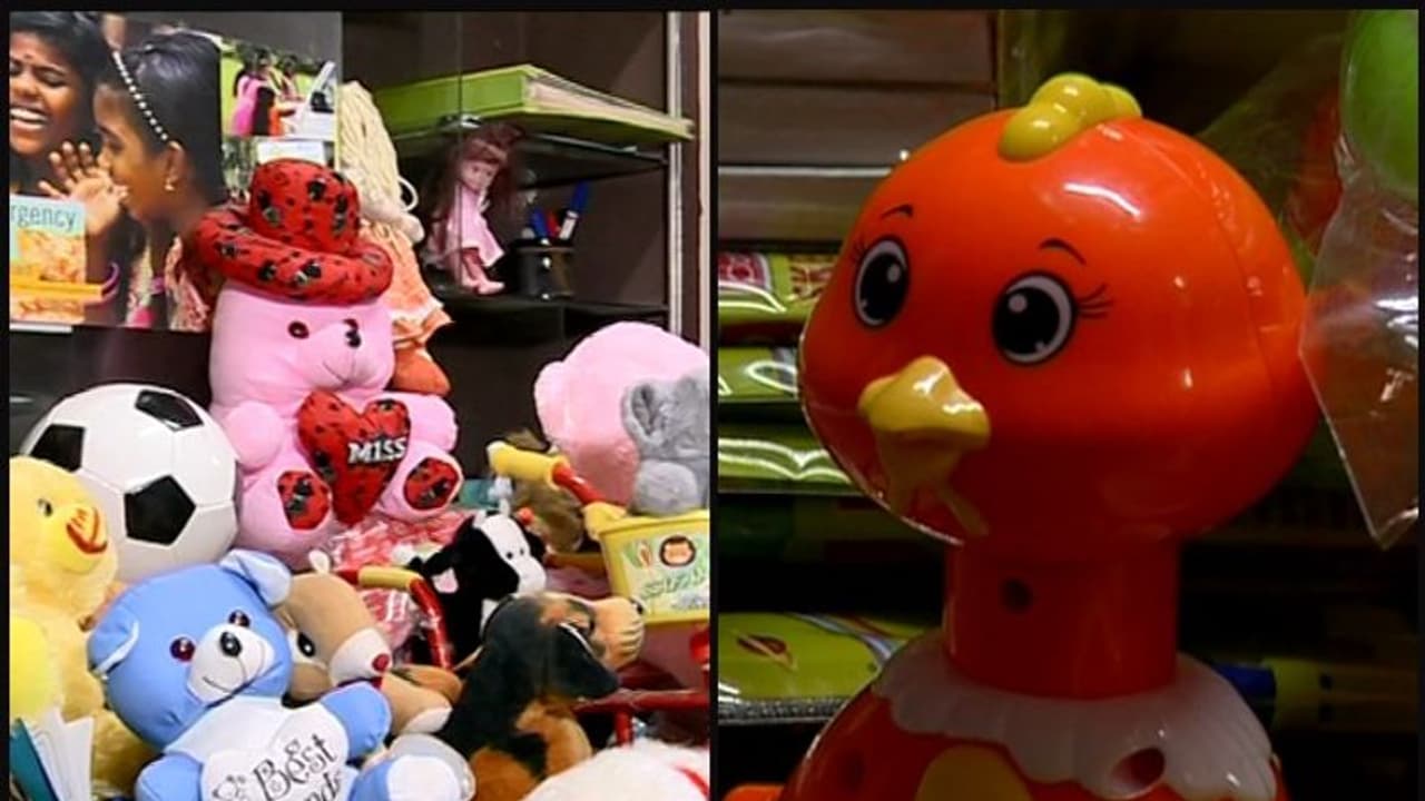 ദുരിതമേഖലയിലെ കുട്ടികൾക്കായി തലസ്ഥാനത്ത് നിന്ന് കളിപ്പാട്ടങ്ങള് നിറച്ചൊരു വണ്ടി ദുരിതമേഖലയിലെ കുട്ടികൾക്കായി തലസ്ഥാനത്ത് നിന്ന് കളിപ്പാട്ടങ്ങള് നിറച്ചൊരു വണ്ടി