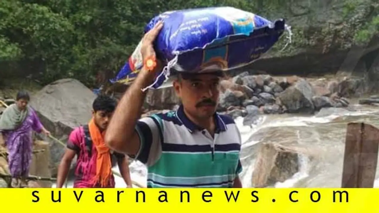 ನೆರೆ ಸಂತ್ರಸ್ತರಿಗಾಗಿ ಆಹಾರ ತಲೆ ಮೇಲೆ ಹೊತ್ತು ನದಿ ದಾಟಿದ ತಹಸೀಲ್ದಾರ್! ನೆರೆ ಸಂತ್ರಸ್ತರಿಗಾಗಿ ಆಹಾರ ತಲೆ ಮೇಲೆ ಹೊತ್ತು ನದಿ ದಾಟಿದ ತಹಸೀಲ್ದಾರ್!