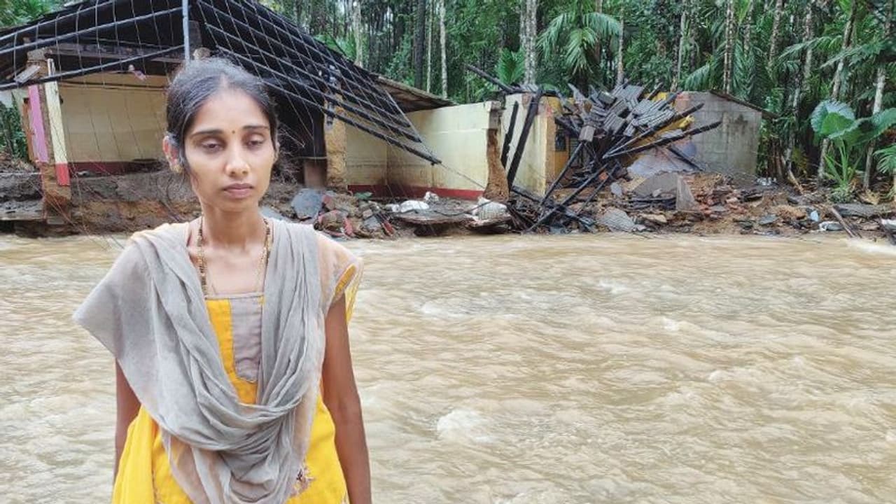 ವರ್ಷದ ಮಗುವಿನೊಂದಿಗೆ ಮನೆ ಮಂದಿ ರಕ್ಷಿಸಿದ ಗಟ್ಟಿಗಿತ್ತಿ! ವರ್ಷದ ಮಗುವಿನೊಂದಿಗೆ ಮನೆ ಮಂದಿ ರಕ್ಷಿಸಿದ ಗಟ್ಟಿಗಿತ್ತಿ!