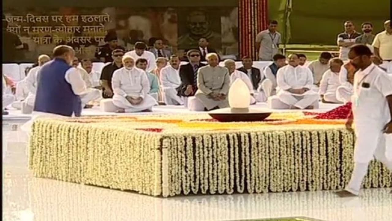 অটলবিহারী বাজপেয়ীর প্রথম মৃত্যুবার্ষিকী শ্রদ্ধা জানালেন প্রধানমন্ত্রী, রাষ্ট্রপতি
