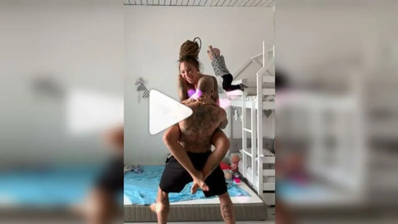 টিকটকে মজেছেন মা বাবা, বড়সড় বিপদের হাত থেকে রক্ষা শিশুর